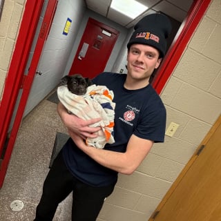 Illustration de l'article : Pensant &eacute;teindre un simple feu de voiture par -10&deg;C, ces pompiers ont &eacute;t&eacute; stup&eacute;faits de d&eacute;couvrir un chiot terroris&eacute; cach&eacute; &agrave; l'arri&egrave;re du v&eacute;hicule