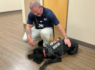 Illustration de l'article : Un ancien soldat atteint de stress post-traumatique retrouve une vie plus sereine et aide même ses semblables grâce à son chien d'assistance