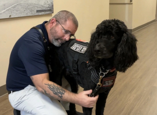 Illustration de l'article : Un ancien soldat atteint de stress post-traumatique retrouve une vie plus sereine et aide même ses semblables grâce à son chien d'assistance