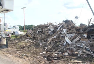 Illustration de l'article : Après la destruction de sa maison par une tornade cette chienne âgée est retrouvée vivante sous les décombres