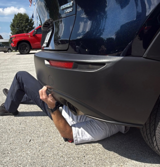 Illustration de l'article : Intrigué par des miaulements provenant de sa voiture, il se rend chez les pompiers dont le chef se charge du sauvetage du chaton