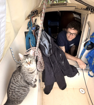 Illustration de l'article : Adopté par un couple de navigateurs, ce chat vit désormais à bord d'un voilier et navigue sur des milliers de kilomètres (vidéo)