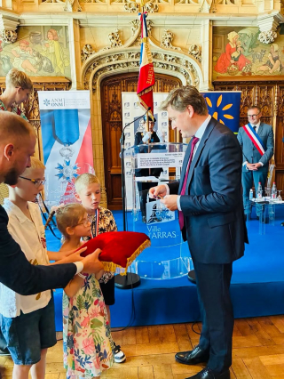 Illustration de l'article : Après avoir sauvé sa sœur et son chien d’un incendie, Gabin, 9 ans, reçoit la médaille d’honneur pour acte de courage et de dévouement par la mairie d'Arras (62)