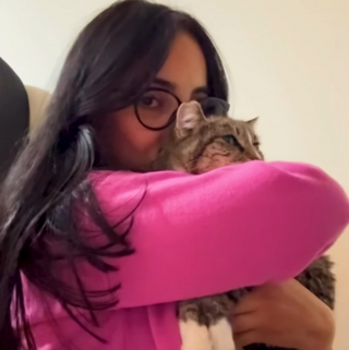 Illustration de l'article : Après lui avoir rendu visite tous les jours pendant un an, une bénévole gagne la confiance d'une chatte séniore errante et l'adopte