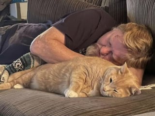 Illustration de l'article : 10 photos de chats roux assortis à leur adoptant