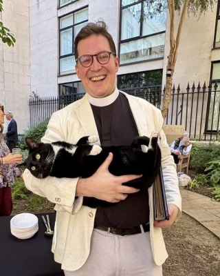Illustration de l'article : Ce chat a élu domicile dans une église vieille de plusieurs siècles et il en est devenu la meilleure publicité (vidéo)