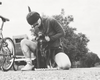 Illustration de l'article : Avec sa charrette et son doudou, ce chien entame un tour d'Europe à vélo aux côtés de sa maîtresse et son amie d'enfance