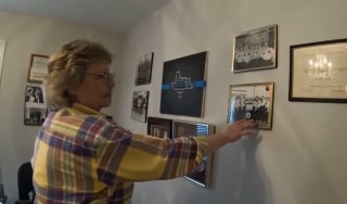 Illustration de l'article : Apr&egrave;s plus de 30 ans dans la police, elle adopte un chien retrait&eacute; de l'arm&eacute;e ayant perdu sa queue lors d'une mission