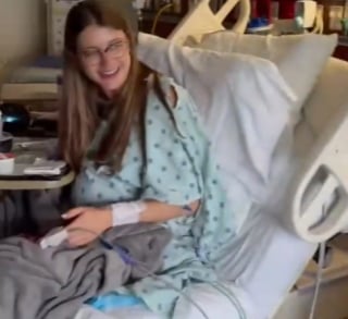 Illustration de l'article : Juste avant d&rsquo;accoucher, cette femme re&ccedil;oit la surprise de voir par la fen&ecirc;tre de l&rsquo;h&ocirc;pital son chien venu l&rsquo;encourager (vid&eacute;o)