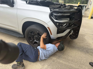 Illustration de l'article : Un sergent de police d&eacute;couvre un chaton coinc&eacute; dans le moteur d&rsquo;une voiture de patrouille et le sauve avant de l&rsquo;adopter