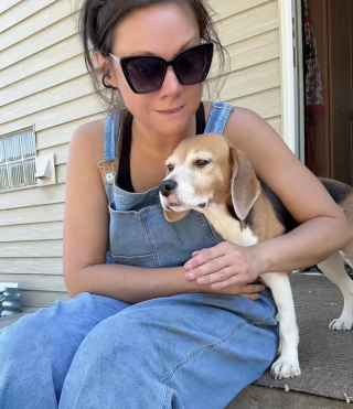 Illustration de l'article : Après 7 années sans amour, cet ancien Beagle de laboratoire savoure ses premiers câlins en famille (vidéo)