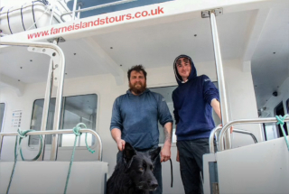 Illustration de l'article : Seul dans un kayak à la dérive en mer du Nord, un chien est secouru à 4 km du rivage par un bateau d'excursion (vidéo)