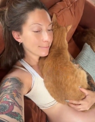 Illustration de l'article : Tenant son b&eacute;b&eacute; nouveau-n&eacute; contre elle, cette maman ne peut plus bouger quand son chat roux vient se blottir &agrave; son tour (vid&eacute;o)