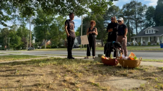 Illustration de l'article : En hommage à leur Beagle en fin de vie, un couple crée un stand de friandises pour chiens qui rassemble le voisinage (vidéo)