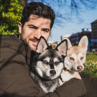 Illustration de l'article : 12 photos touchantes d’hommes et de leurs chiens qui respirent la complicité