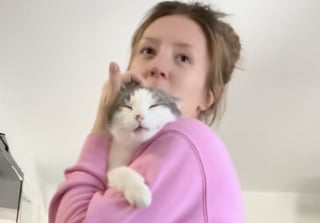 Illustration de l'article : &laquo; Tu n'as plus &agrave; avoir peur ni &agrave; &ecirc;tre seul &raquo;, elle ouvre sa porte &agrave; un chat errant frigorifi&eacute; et change sa vie (vid&eacute;o)