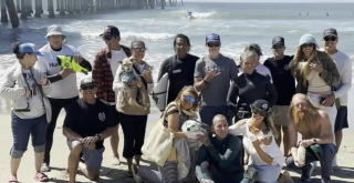 Illustration de l'article : Atteinte d'un cancer cette l&eacute;gendaire chienne surfeuse s'offre une ultime vague sous les applaudissements de ses fans