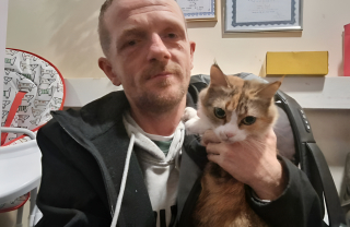 Illustration de l'article : Cet homme sans domicile a essuy&eacute; un nombre de refus de logements incalculable car il souhaite vivre avec son chat 