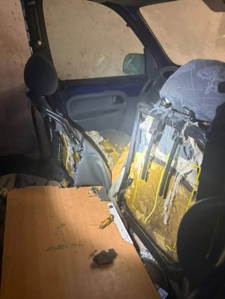 Illustration de l'article : Prisonnier d'une carcasse de voiture et pouss&eacute; par la faim &agrave; manger les si&egrave;ges, ce chiot a enfin la vie qu'il m&eacute;rite apr&egrave;s son sauvetage