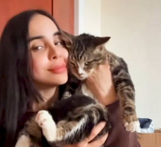 Illustration de l'article : Elle n'a pas l'habitude de garder les chats qu'elle sauve, mais fait une exception pour l'un d'eux d&eacute;couvert en danger sur les rails du m&eacute;tro