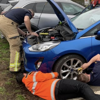 Illustration de l'article : Coinc&eacute; dans le moteur de cette voiture ce chaton rebelle est finalement adopt&eacute; par son pompier sauveteur