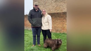 Illustration de l'article : &laquo; J'&eacute;tais sans voix &raquo;, apr&egrave;s plus de 8 ans de s&eacute;paration, une femme et le chien vol&eacute; de son d&eacute;funt p&egrave;re sont enfin r&eacute;unis