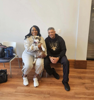 Illustration de l'article : Retrouv&eacute;e loin de chez elle apr&egrave;s 2 ans d'absence, une chienne se fait des amis au poste de police avant de revoir sa famille