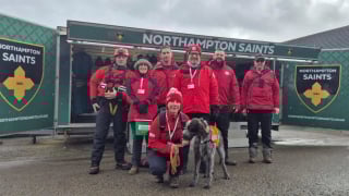 Illustration de l'article : &laquo; Un tr&egrave;s beau moment &raquo;, un chien de sauvetage surprend les spectateurs d&rsquo;un match de rugby en livrant le ballon pour promouvoir son association