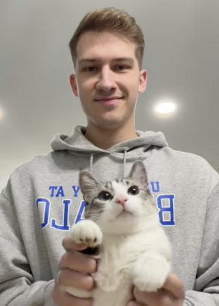 Illustration de l'article : &laquo; Un cornichon de soutien &eacute;motionnel &raquo;, ce chat est obs&eacute;d&eacute; par un dr&ocirc;le de cornichon en peluche et l&rsquo;emm&egrave;ne partout (vid&eacute;o)