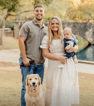 Illustration de l'article : &laquo; Le b&eacute;b&eacute; humain bouge encore &raquo; et ce Golden Retriever ne perd pas une seconde pour pr&eacute;venir la famille de ses moindres mouvements (vid&eacute;o)