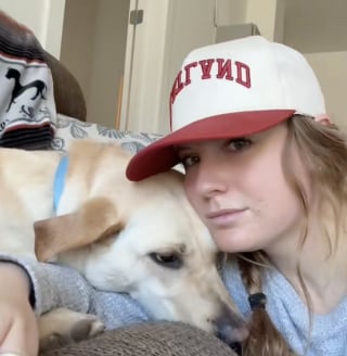 Illustration de l'article : Lorsque son ex petit ami abandonne leur chien au refuge, elle n&rsquo;h&eacute;site pas &agrave; parcourir 8 heures de route pour le r&eacute;cup&eacute;rer (vid&eacute;o)