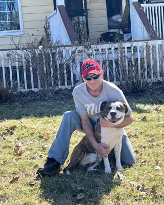 Illustration de l'article : &laquo; Il sent quelque chose l&agrave;-dessous &raquo;, il sauve une femme d&rsquo;une maison en feu, puis son chien aide &agrave; retrouver un chien pi&eacute;g&eacute; au sous-sol