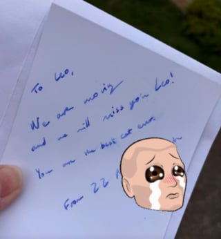 Illustration de l'article : En recevant une note touchante de la part de voisins sur le d&eacute;part, elle r&eacute;alise &agrave; quel point son chat est aim&eacute; dans le quartier