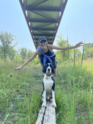 Illustration de l'article : Une ma&icirc;tresse d&eacute;vou&eacute;e recr&eacute;e le parc canin &agrave; son domicile pour son chien immobilis&eacute; par une blessure (vid&eacute;o)