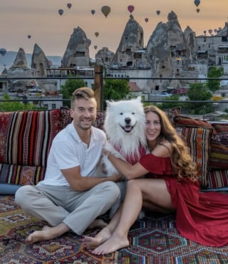 Illustration de l'article : Un Samoyède sent pour la première fois le coup de pied du bébé dans le ventre de sa maîtresse (vidéo)