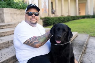 Illustration de l'article : Un chien guide sauve la vie de son ma&icirc;tre malvoyant en posant la t&ecirc;te sur sa jambe pour l'alerter d'une grave thrombose