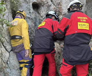 Illustration de l'article : Les pompiers de l'Aude sauvent une chienne coinc&eacute;e pendant cinquante heures dans une crevasse &agrave; Narbonne-Plage