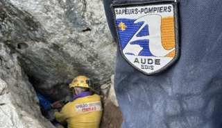 Illustration de l'article : Les pompiers de l'Aude sauvent une chienne coinc&eacute;e pendant cinquante heures dans une crevasse &agrave; Narbonne-Plage