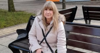 Illustration de l'article : Atteinte de surdit&eacute;, elle peut enfin dormir sans peur ni aides auditives apr&egrave;s des d&eacute;cennies de nuits stressantes gr&acirc;ce &agrave; son chien d'assistance