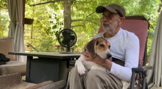 Illustration de l'article : &laquo; C&rsquo;est le travail de ma vie maintenant &raquo;, un homme s'investit pour offrir bonheur et s&eacute;r&eacute;nit&eacute; &agrave; une chienne maltrait&eacute;e et son chiot