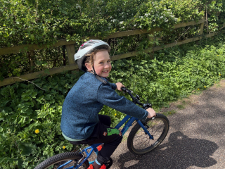 Illustration de l'article : A 8 ans, il parcourt 53 km à vélo et récolte 1100 euros pour les chiens guides d'aveugles après en avoir rencontré un à l'école