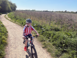 Illustration de l'article : A 8 ans, il parcourt 53 km à vélo et récolte 1100 euros pour les chiens guides d'aveugles après en avoir rencontré un à l'école