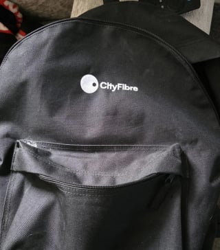Illustration de l'article : Une promeneuse d&eacute;couvre un sac &agrave; dos renfermant des chatons &agrave; proximit&eacute; d&rsquo;une gare et apporte son aide en urgence