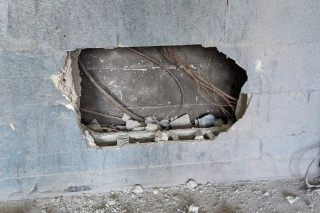 Illustration de l'article : Les pompiers retirent des blocs de béton des murs pour libérer un chien coincé depuis 2 jours entre 2 immeubles