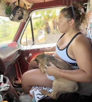 Illustration de l'article : Une femme sauve un chiot rest&eacute; pr&egrave;s du corps sans vie de sa m&egrave;re et devient sa famille d'accueil (vid&eacute;o)