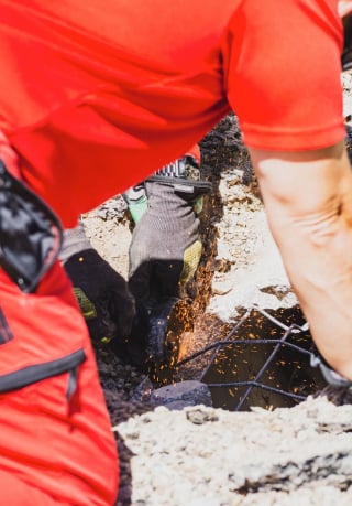 Illustration de l'article : Les pompiers mobilisent une équipe spécialisée et creusent la chaussée pour sauver un chien bloqué dans un conduit sous la route