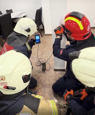 Illustration de l'article : Pour sauver un chaton coincé dans un des piliers d'un restaurant, les pompiers n'hésitent pas à y creuser un trou (vidéo)