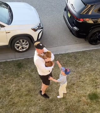 Illustration de l'article : Un papa surprend ses enfants avec un chiot Golden Retriever et déclenche une immense réaction de joie (vidéo)