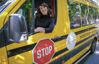 Illustration de l'article : &laquo; C&rsquo;est un peu comme une cr&egrave;che &raquo;, chaque jour, elle vient chercher les chiens en bus pour les emmener s&rsquo;amuser en ville (vid&eacute;o)