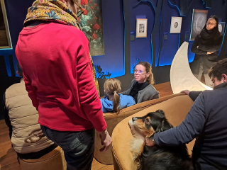 Illustration de l'article : Dans ce musée de l’Allier, un Berger Australien aide les enfants en situation de handicap à découvrir l’art (vidéo)